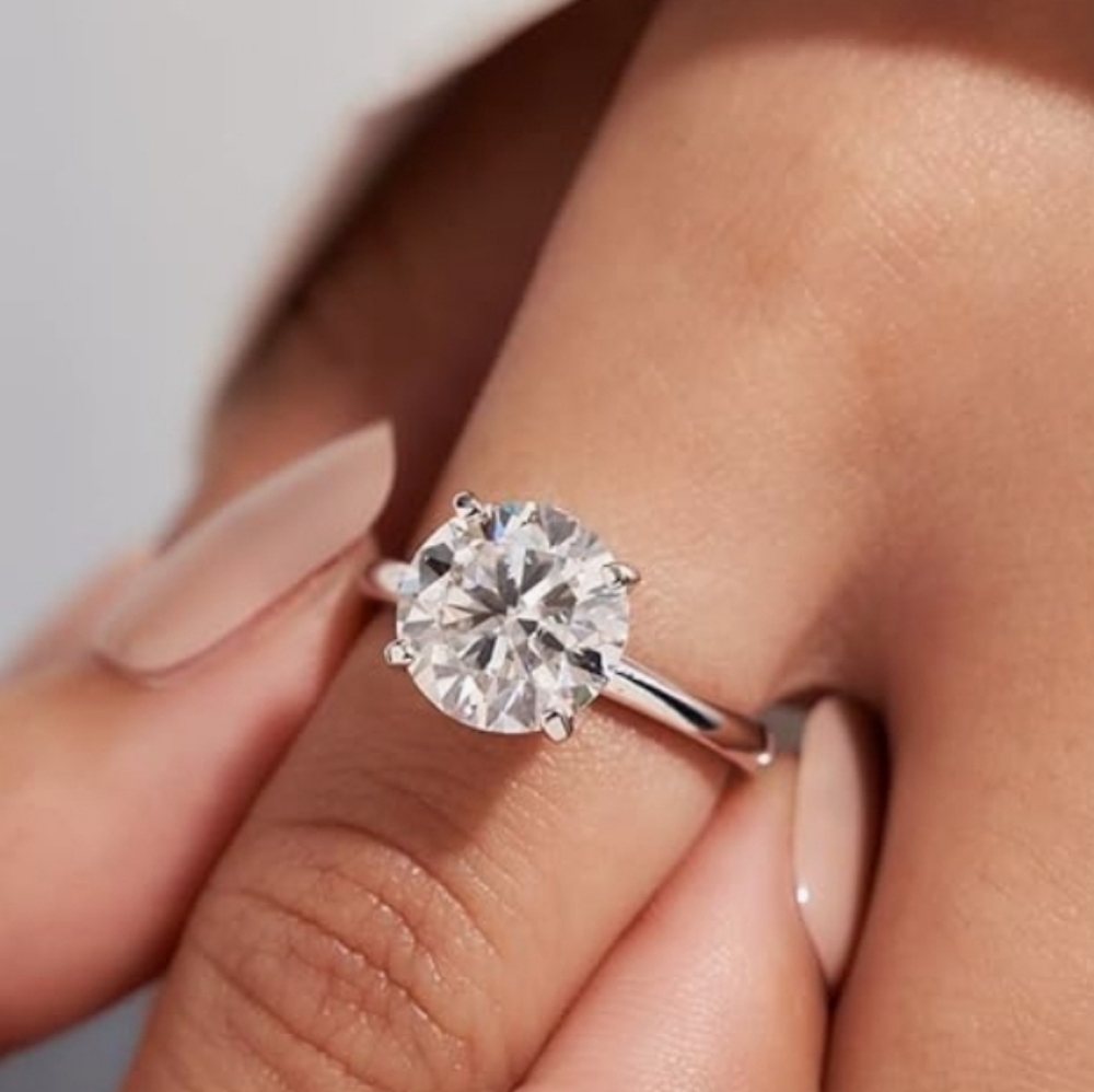 2ct Moissanite 18k white gold /Sterling silver 925. Stunning ring.